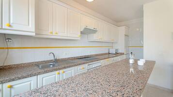 Een koelkast, een magnetron, een oven, een kookplaat