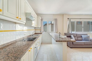 Fridge, microwave, oven, stovetop - Vacation Apartment 'Isla 3' with Wi-Fi (San Isidro)