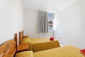 3 室のベッドルーム、WiFi (無料)、ベッドシーツ