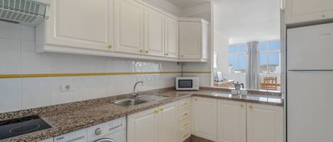 Frigorífic, microones, forn i placa de cuina