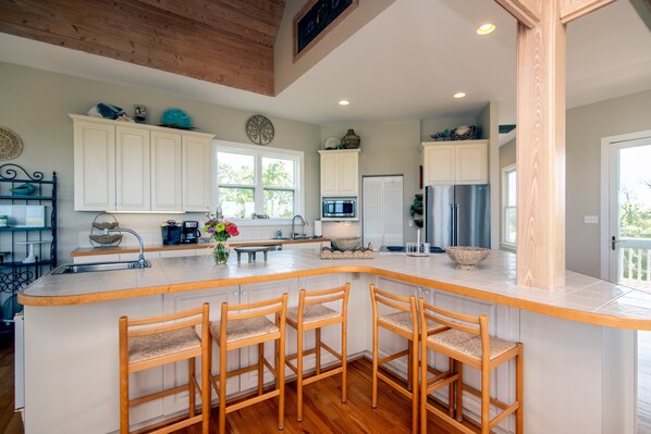 Køleskab, mikrobølgeovn, ovn, kogeplade