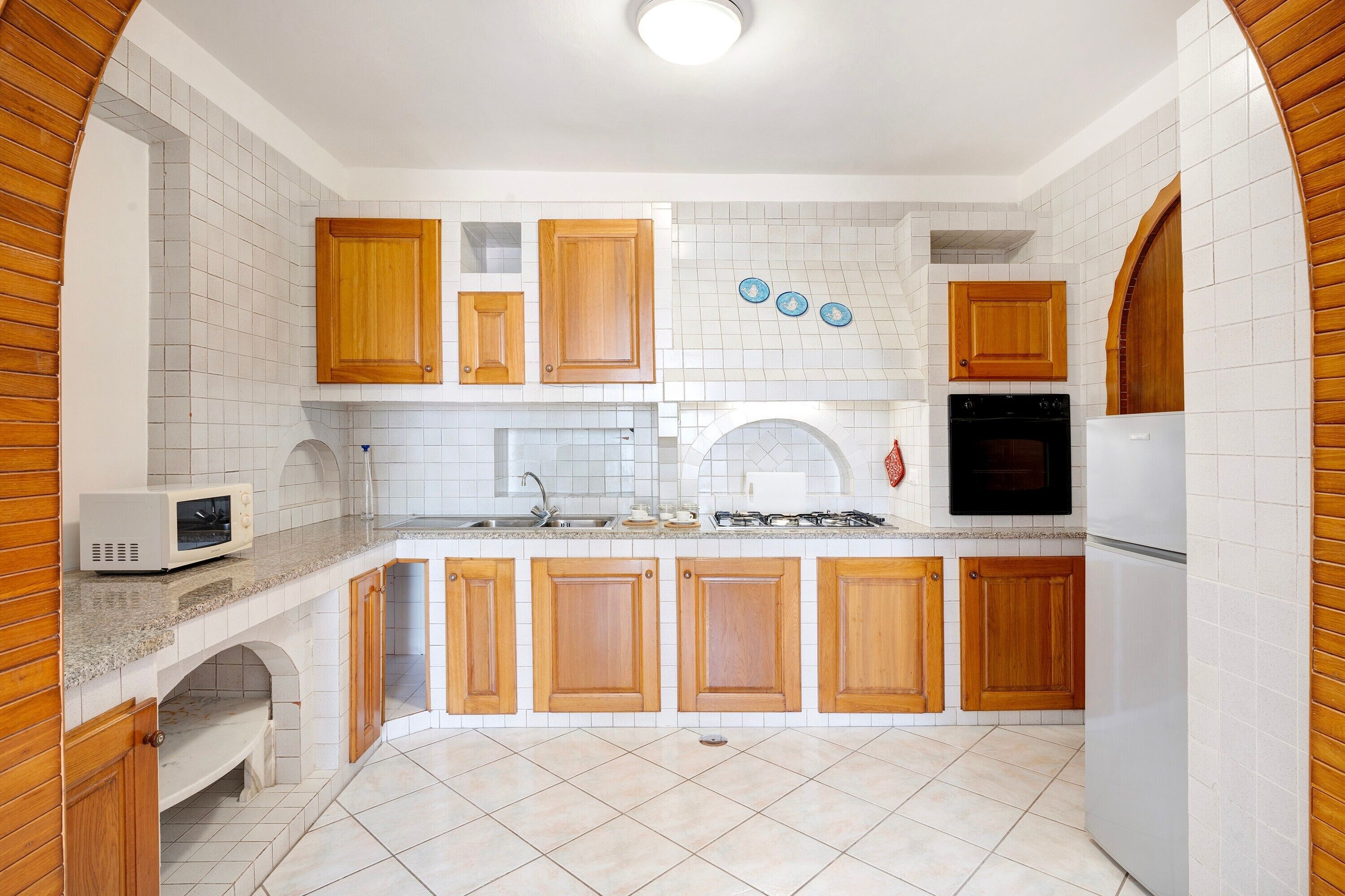 Frigorifero, microonde, forno, piano cottura