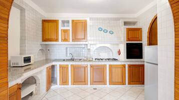 Frigorifero, microonde, forno, piano cottura