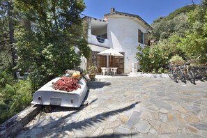Outdoor dining - Holiday Home with Panoramic Sea View, Wi-Fi, Garden and Terrace (Orosei)