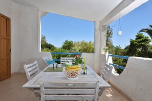 Outdoor dining - Holiday Home with Panoramic Sea View, Wi-Fi, Garden and Terrace (Orosei)