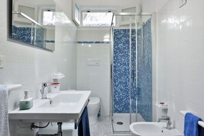 Shower, hair dryer, towels - Holiday Home with Panoramic Sea View, Wi-Fi, Garden and Terrace (Orosei)