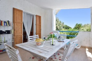 Outdoor dining - Holiday Home with Panoramic Sea View, Wi-Fi, Garden and Terrace (Orosei)