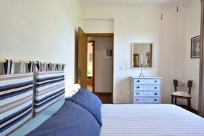 2 bedrooms, iron/ironing board, free WiFi, bed sheets - Holiday Home with Panoramic Sea View, Wi-Fi, Garden and Terrace (Orosei)