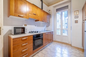 Kjøleskap, mikrobølgeovn, ovn og kokeplater