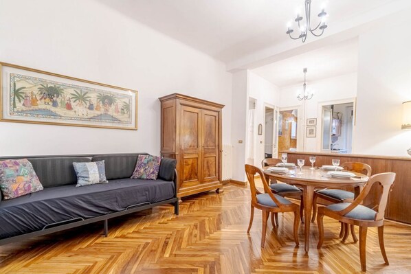 Dining - Torino Old Fashion Apartment with Balcony (Torino)