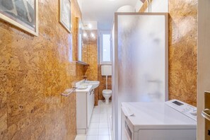 Douche, sèche-cheveux, bidet