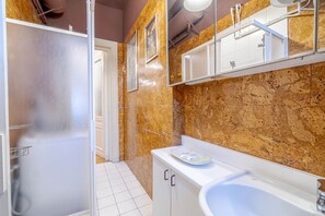 Dusche, Haartrockner, Bidet