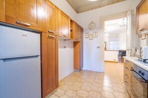 Frigorifero, microonde, forno, piano cottura