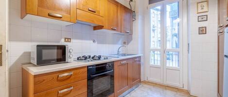 Fridge, microwave, oven, stovetop