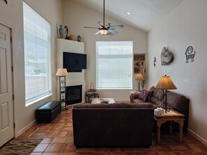 スマートテレビ、暖炉、ステレオ