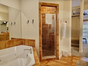 Shower, jetted tub, hair dryer, towels - Moab Rim Village 2BR condo w/ pool & red rock view (Moab)