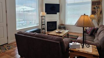 Smart TV, chimenea y estéreo