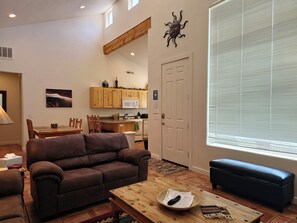 スマートテレビ、暖炉、ステレオ