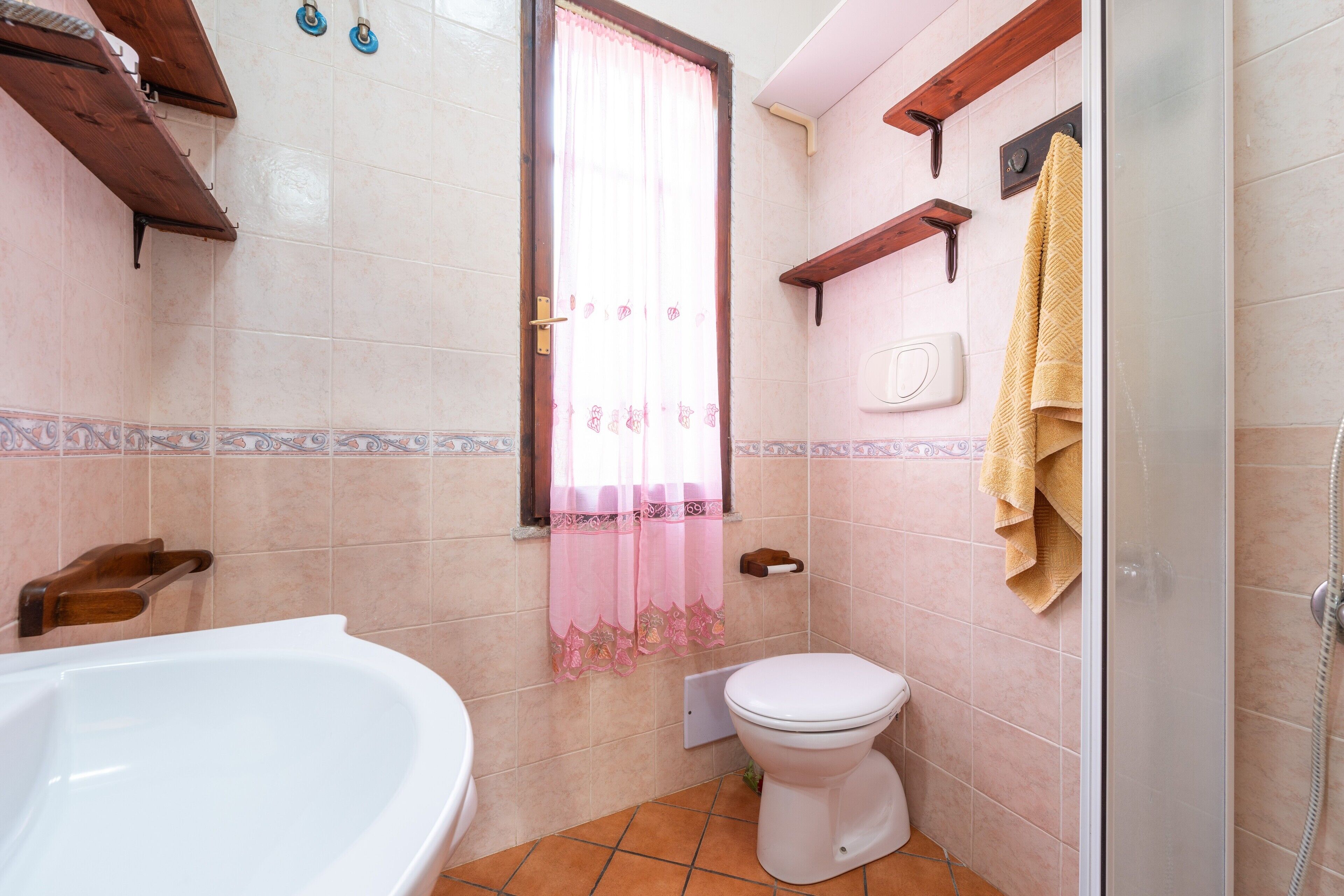Une salle de bain avec une baignoire, des toilettes et une douche.