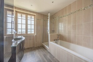 Douche, séchoir à cheveux, serviettes fournies