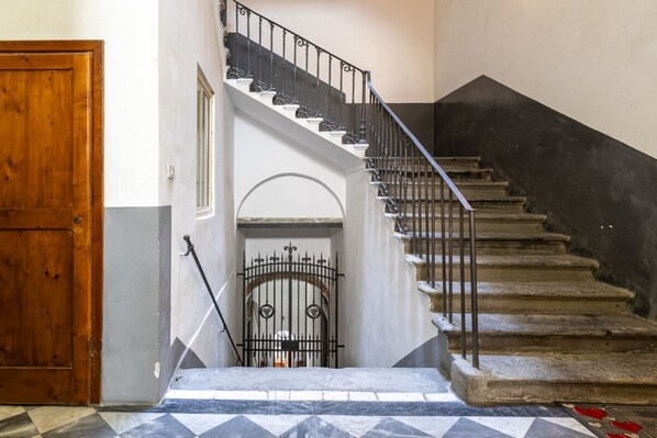 المنشأة من الداخل