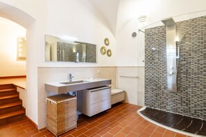 Dutxa, assecador de cabells i bidet