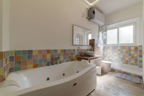 Dusche, Whirlpool, Haartrockner, Bidet
