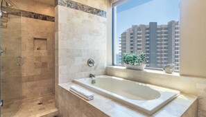 Douche, sèche-cheveux, serviettes fournies