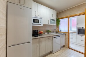 Refrigerador, microondas, horno, placa de cocina