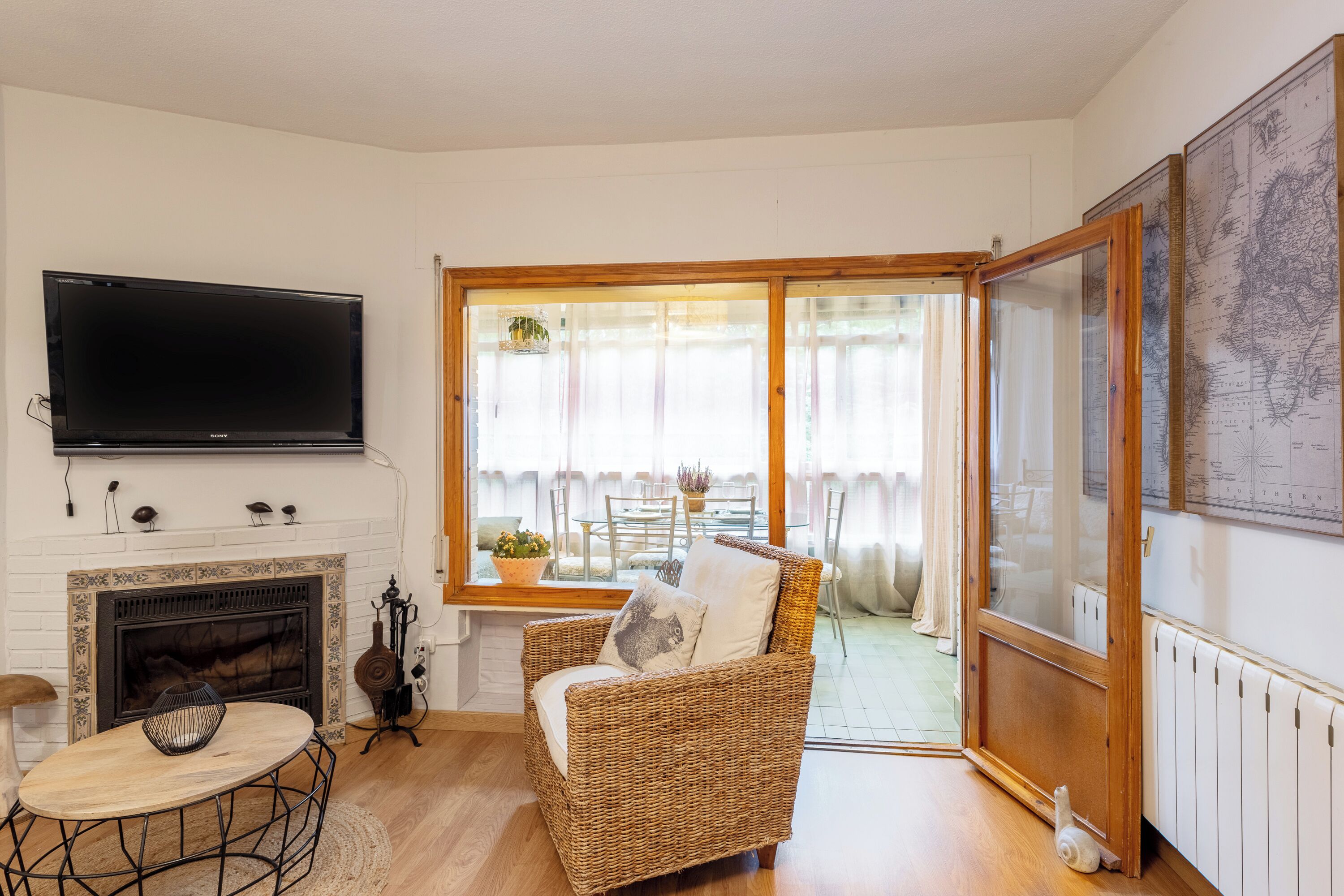 Téléviseur, foyer, table de ping-pong