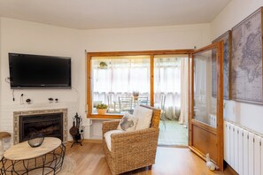 Una televisión, una chimenea, una mesa de tenis de mesa