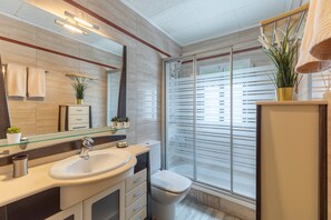Shower, hair dryer, towels - Apartment 'Cumbre Escondida' with Shared Pool, Garden, and Wi-Fi (Pelayos de la Presa)