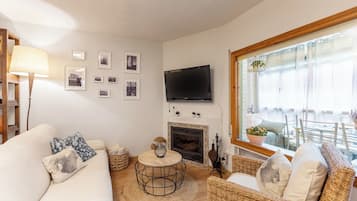 Televisie, een open haard en een tafeltennistafel