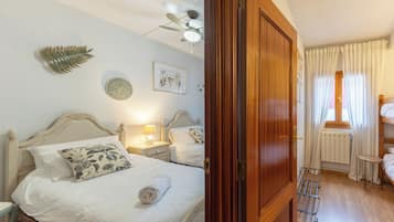 3 slaapkamers, een strijkplank/strijkijzer, gratis wifi, beddengoed