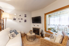 Televisión, chimenea, mesa de ping pong