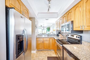 Refrigerador, microondas, horno, placa de cocina