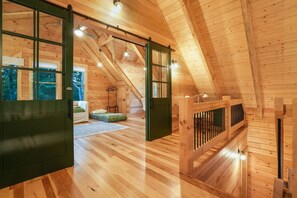 4 bedrooms, desk, iron/ironing board, free WiFi - The Leaflet | Hocking Hills, Swim Spa, Theater (Laurelville)