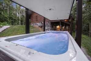 Outdoor spa tub - The Leaflet | Hocking Hills, Swim Spa, Theater (Laurelville)
