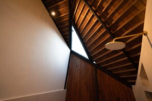 Shower, rainfall showerhead, free toiletries, hair dryer - Skylake Villa (Kintamani)