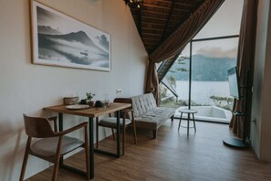43-inch Smart TV with digital channels, Netflix, streaming services - Skylake Villa (Kintamani)
