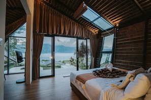 Egyptian cotton sheets, premium bedding, pillow-top beds - Skylake Villa (Kintamani)