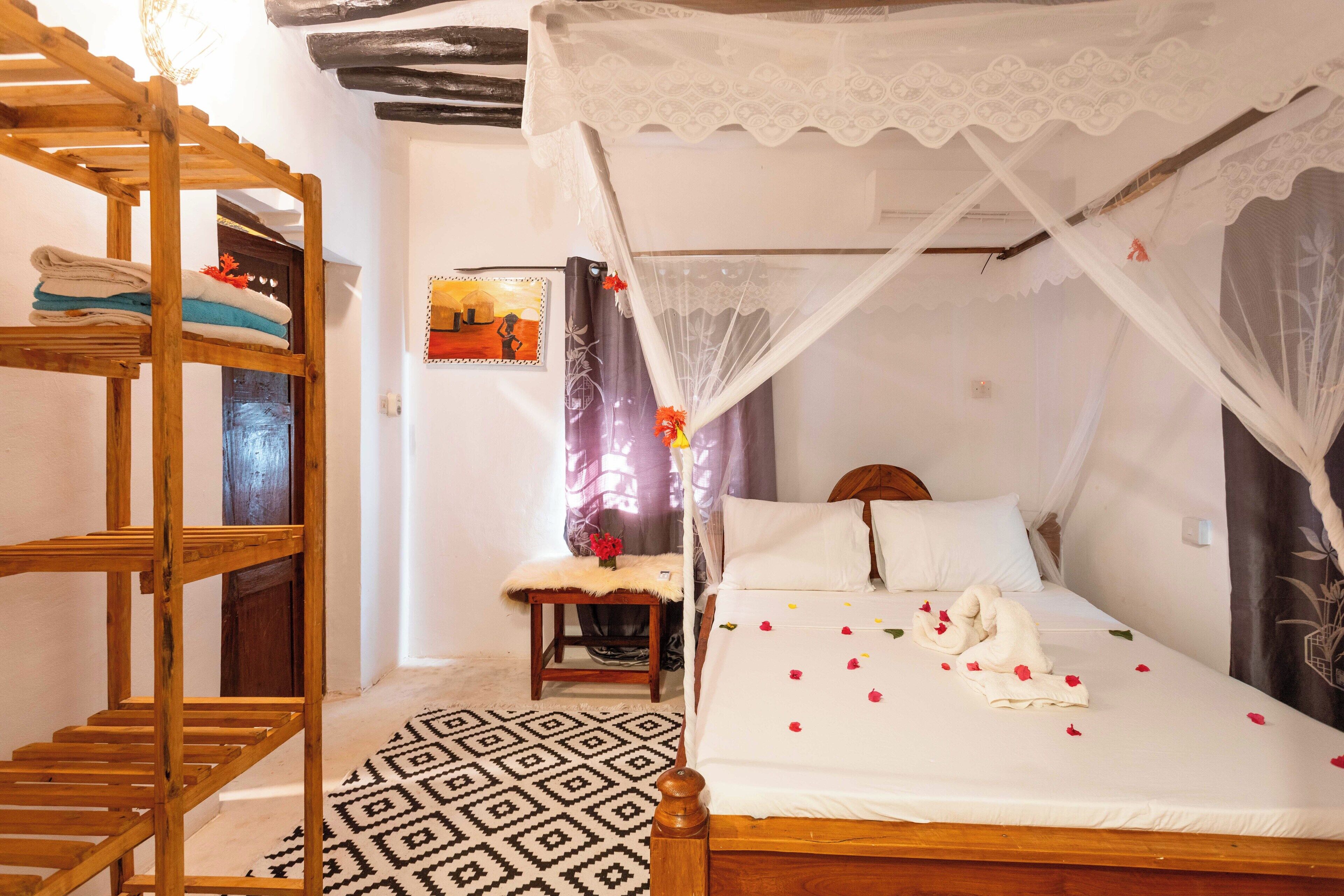 5 bedrooms, iron/ironing board, WiFi, bed sheets