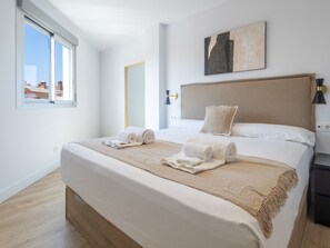 1 quarto, ferros/tábuas de passar roupa, berço de viagem