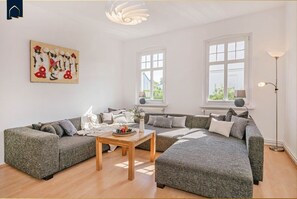 TV - Vacation apartment Lucy - Modern vacation apartment with garden - quiet & close to the beach (Heringsdorf)