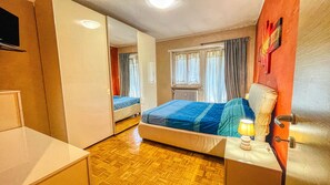 3 slaapkamers, een strijkplank/strijkijzer, gratis wifi, beddengoed