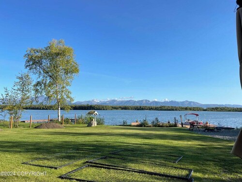 Modern Lake Lucille Lakefront, Whole 5 bedroom house, Private dock & games
