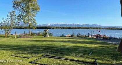 Modern Lake Lucille Lakefront, Whole 5 bedroom house, Private dock & games