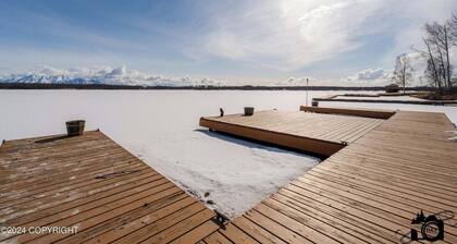 Modern Lake Lucille Lakefront, Whole 5 bedroom house, Private dock & games