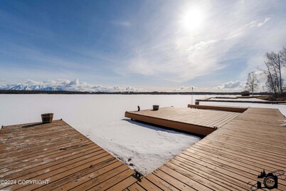 Modern Lake Lucille Lakefront, Whole 5 bedroom house, Private dock & games

