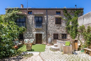 Terrace/patio - Country House 'La Casona Del Tio Pedro' with Private Garden, Balcony and Wi-Fi (Cadalso de los Vidrios)